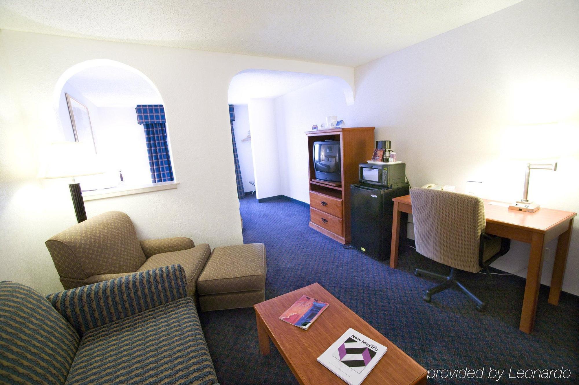 Ramada By Wyndham Santa Fe Hotel Room photo