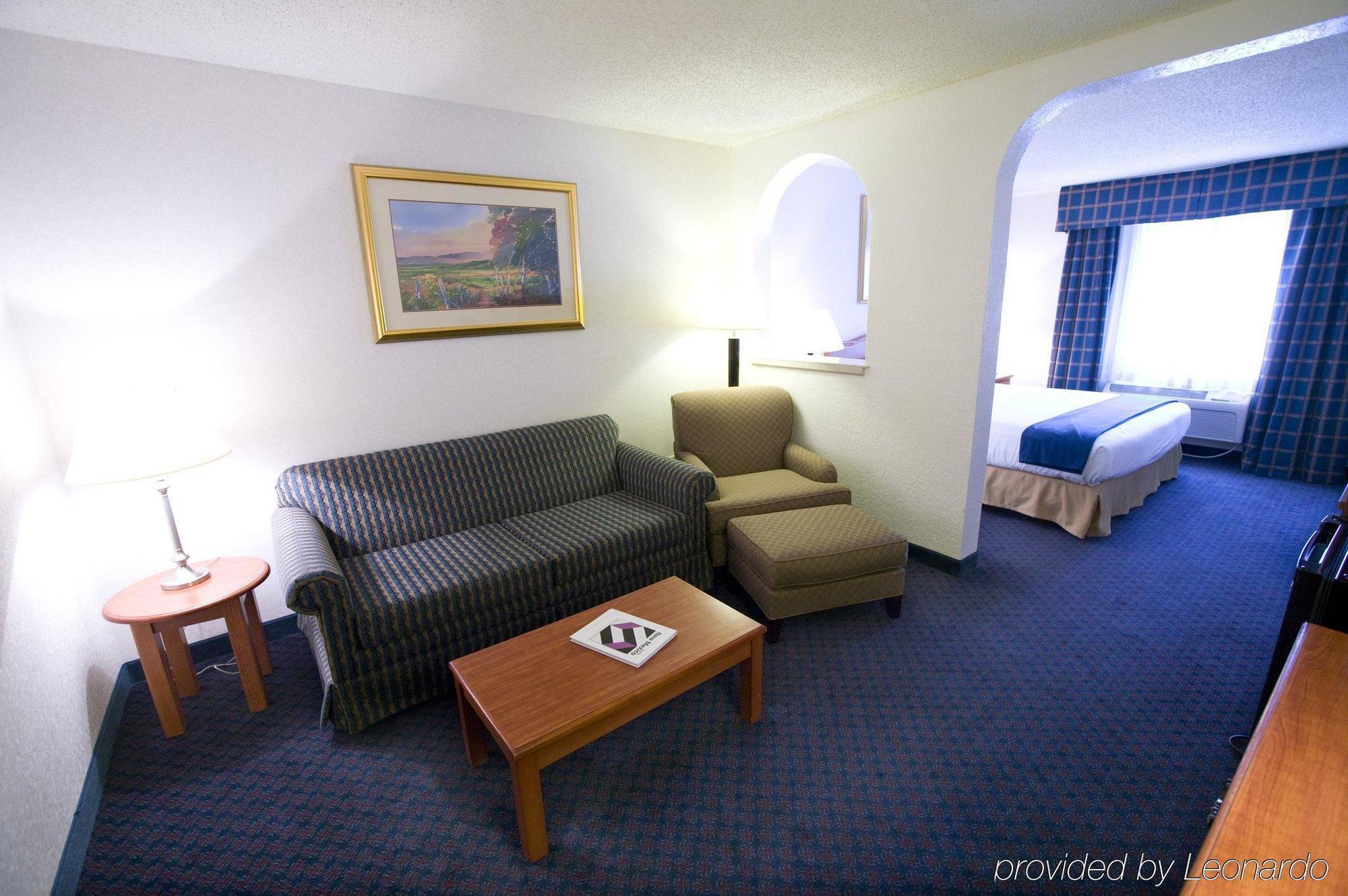 Ramada By Wyndham Santa Fe Hotel Room photo